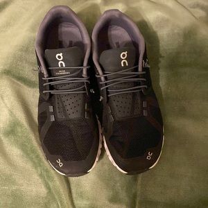 On Running women’s cloud shoes black/white